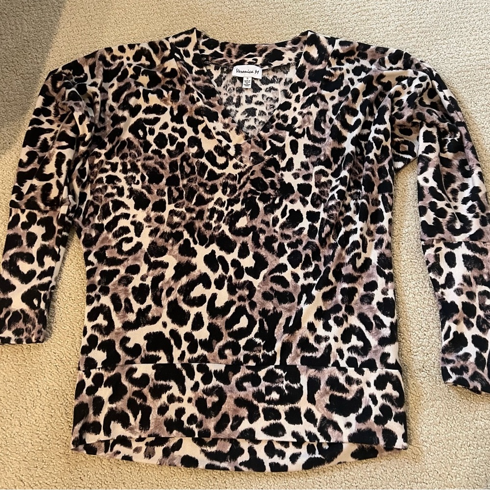 Lightweight V-Neck animal print sweater